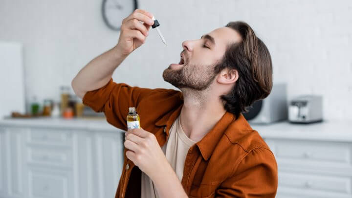 Homem tomando remédio natural