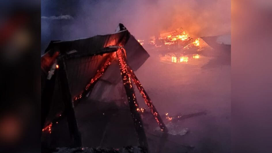 Bar flutuante em praia badalada de SC é destruído por incêndio