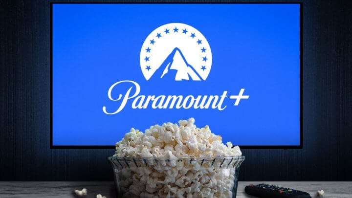 Logo do Paramount+ em uma televisão com um balde de pipoca na frente