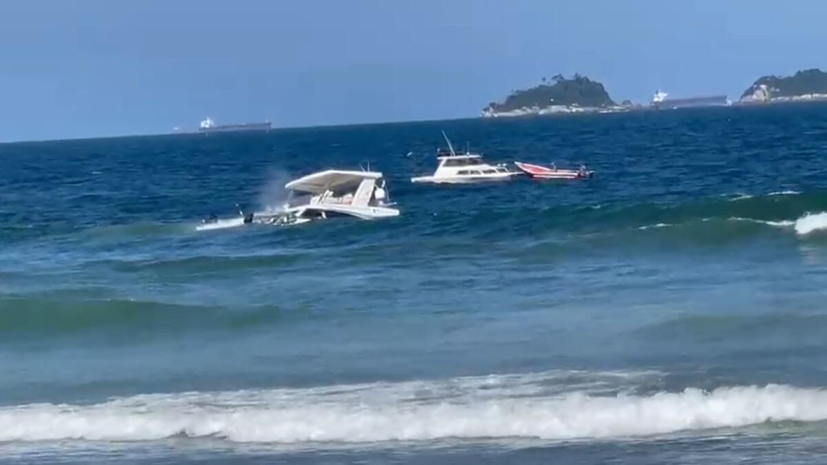 VÍDEO: Lancha com quatro pessoas afunda em praia de SC