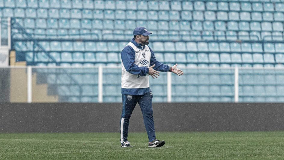 Morínigo comanda o Avaí na Série B — Foto: Leandro Boeira/Avaí FC