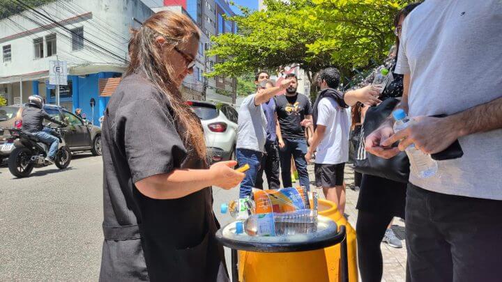 mulher vendendo caneta no enem sc