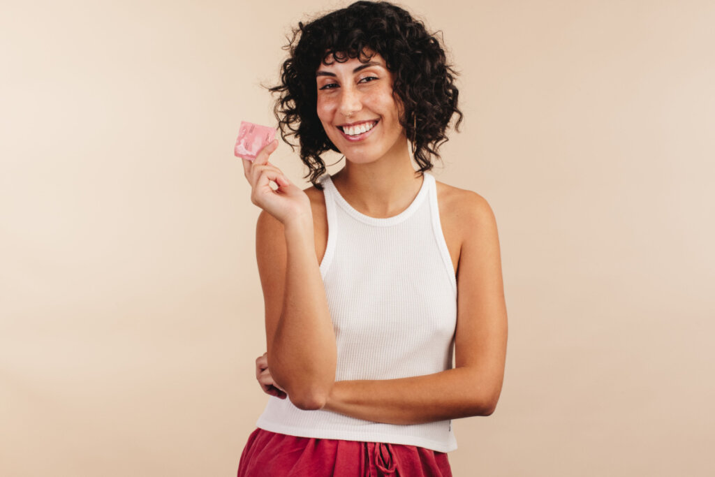 O uso do preservativo ajuda a combater a alergia ao s&ecirc;men (Imagem: JLco Julia Amaral | Shutterstock)