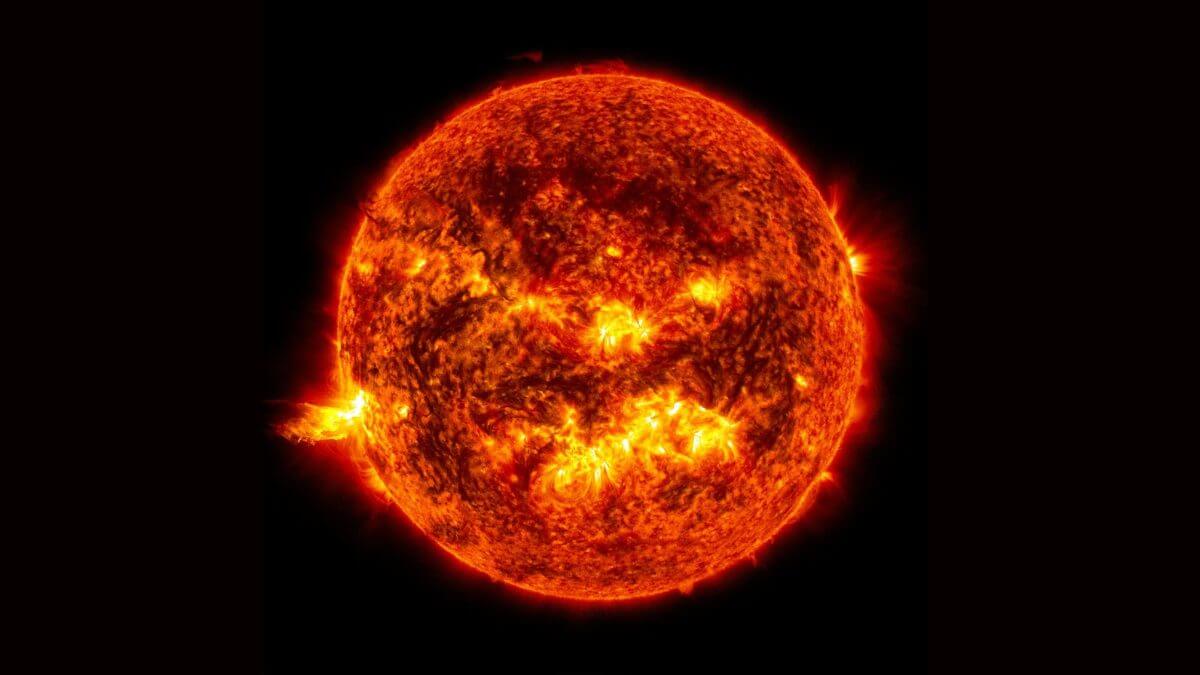 A violent solar storm could “knock out” the Internet for weeks, starting in 2024