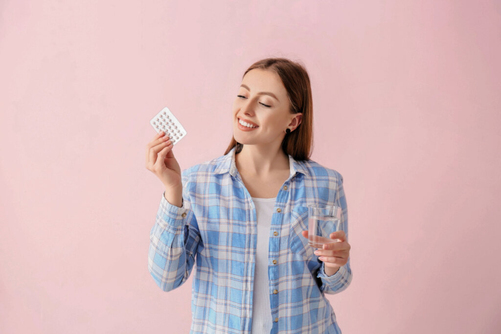 O uso da p&iacute;lula anticoncepcional pode ser um dos fatores que aumenta as chances de dores durante a rela&ccedil;&atilde;o sexual (Imagem: Pixel-Shot | Shutterstock)