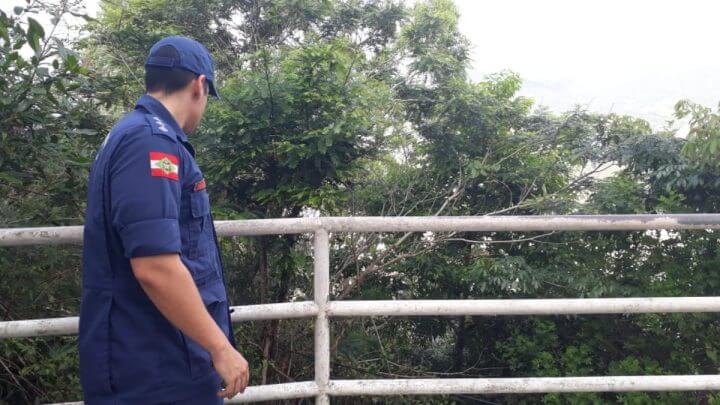 Homem cai de mirante no Morro da Cruz em Florianópolis e resgate mobiliza até helicóptero