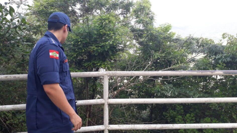 Homem cai de mirante no Morro da Cruz em Florianópolis e resgate mobiliza até helicóptero