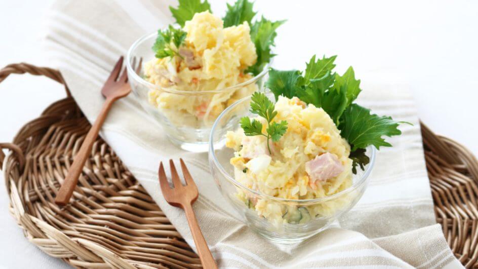 Dois recipientes com salada de batata