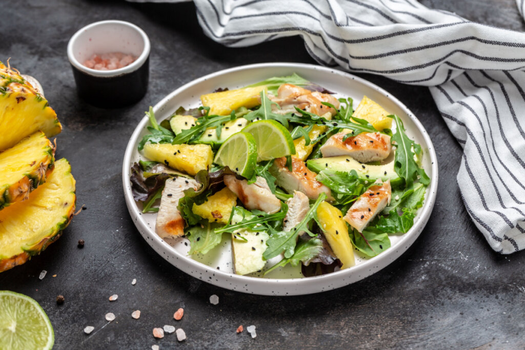 Salada de frango grelhado com abacaxi (Imagem: sweet marshmallow | Shutterstock)