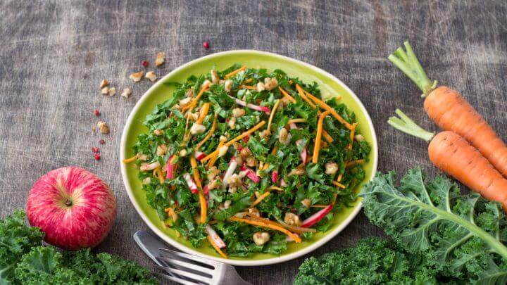 Salada de couve com maçã e cenoura em recipiente branco