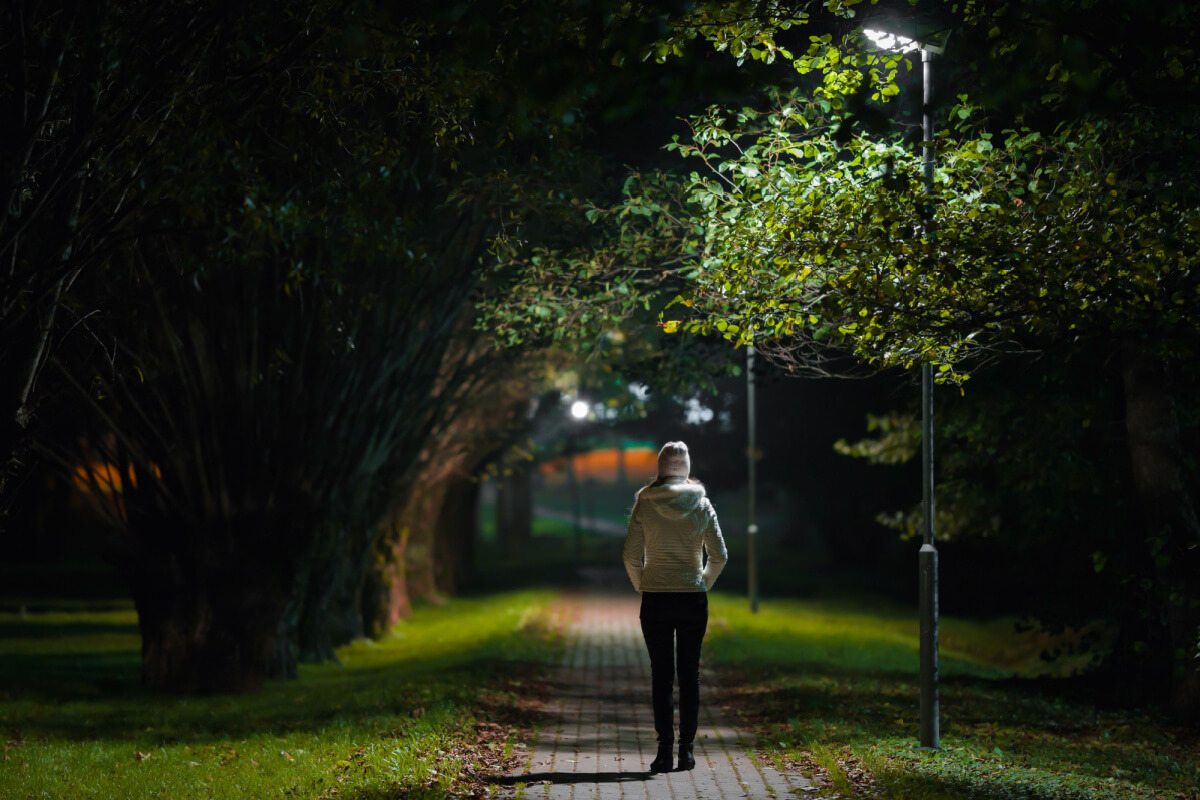 A presença de iluminação adequada contribui para a inclusão de mulheres em atividades sociais e econômicas durante as horas noturnas (Imagem: FotoDuets | Shutterstock)