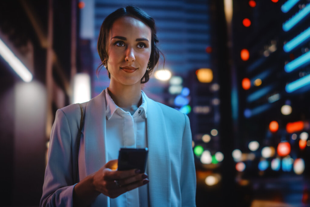 Ruas bem iluminadas reduzem as oportunidades de ataques agressivos contra as mulheres (Imagem: Gorodenkoff | Shutterstock)