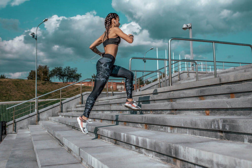 Subir escadas tamb&eacute;m pode auxiliar no combate a inflama&ccedil;&otilde;es comuns (Imagem: byswat | Shutterstock)