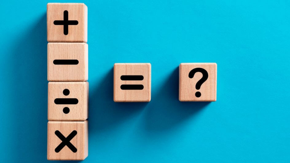 Sinais matemáticos em blocos de madeira