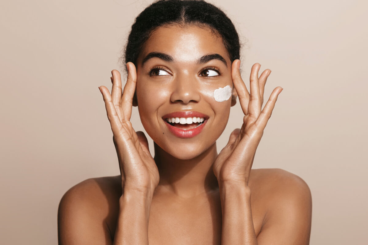 Ao cuidar da pele, é essencial combinar ações e produtos corretos (Imagem: Lyubov Levitskaya | Shutterstock)