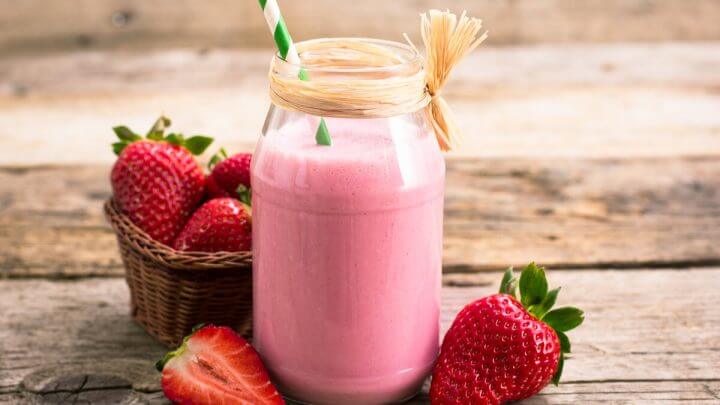 Caneca de vidro transparente com smoothie de morango