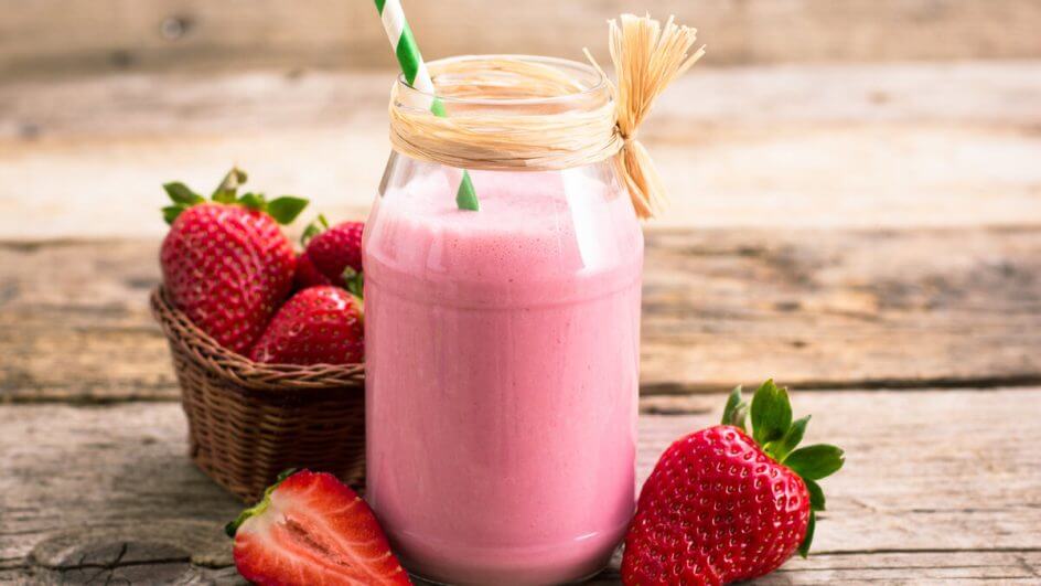 Caneca de vidro transparente com smoothie de morango