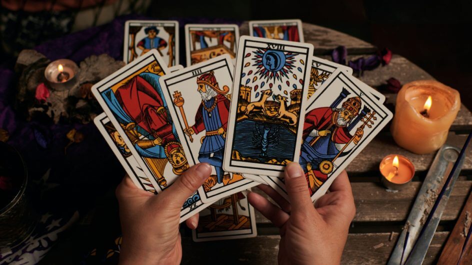 Cartomante lendo cartas de tarot