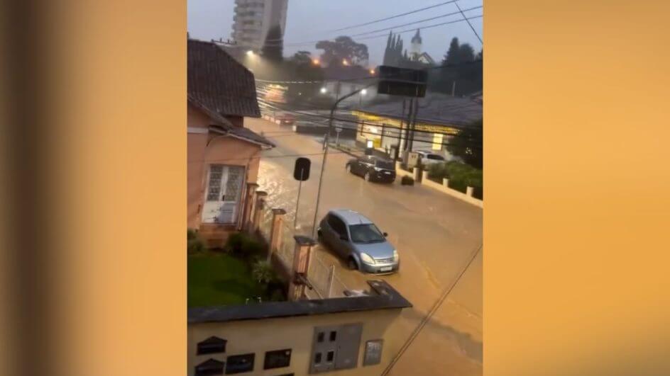 VÍDEO: Temporal arranca telhado e alaga região central de São Bento do Sul
