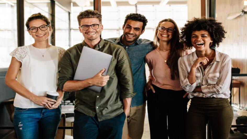 Cinco pessoas sorridentes no trabalho