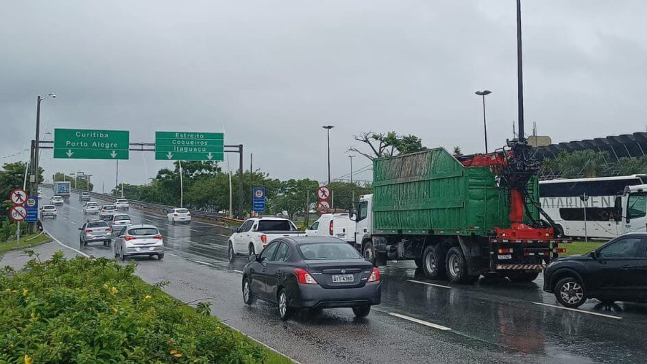 VÍDEO: Caminhão com pane causa trânsito na saída de Florianópolis; veja em tempo real