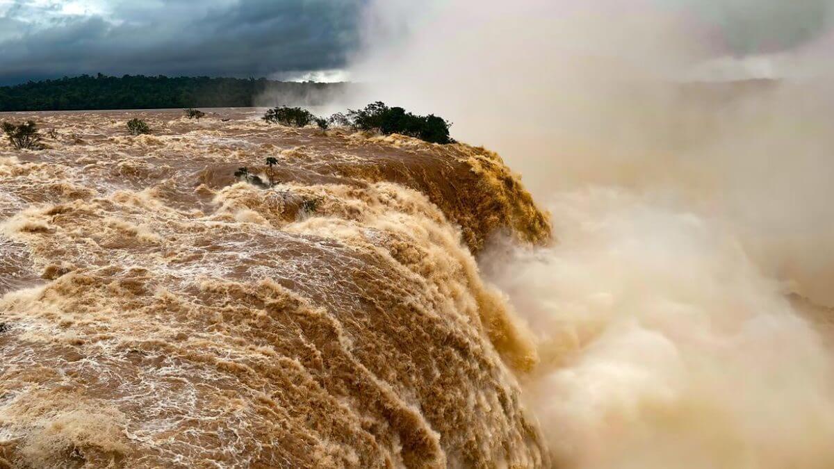 Cataratas do Iguaçu tem passarela fechada para turistas um dia após ser reaberta
