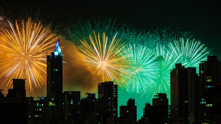 FOTOS: Relembre como era o réveillon em Balneário Camboriú e Florianópolis com fogos à beira-mar