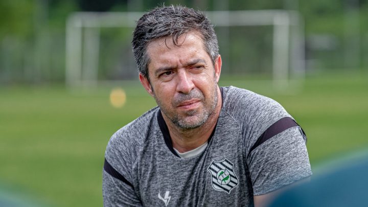 João Burse busca jogadores que trabalharam com ele no Tombense e Vitória (Foto: Patrick Floriani/FFC)