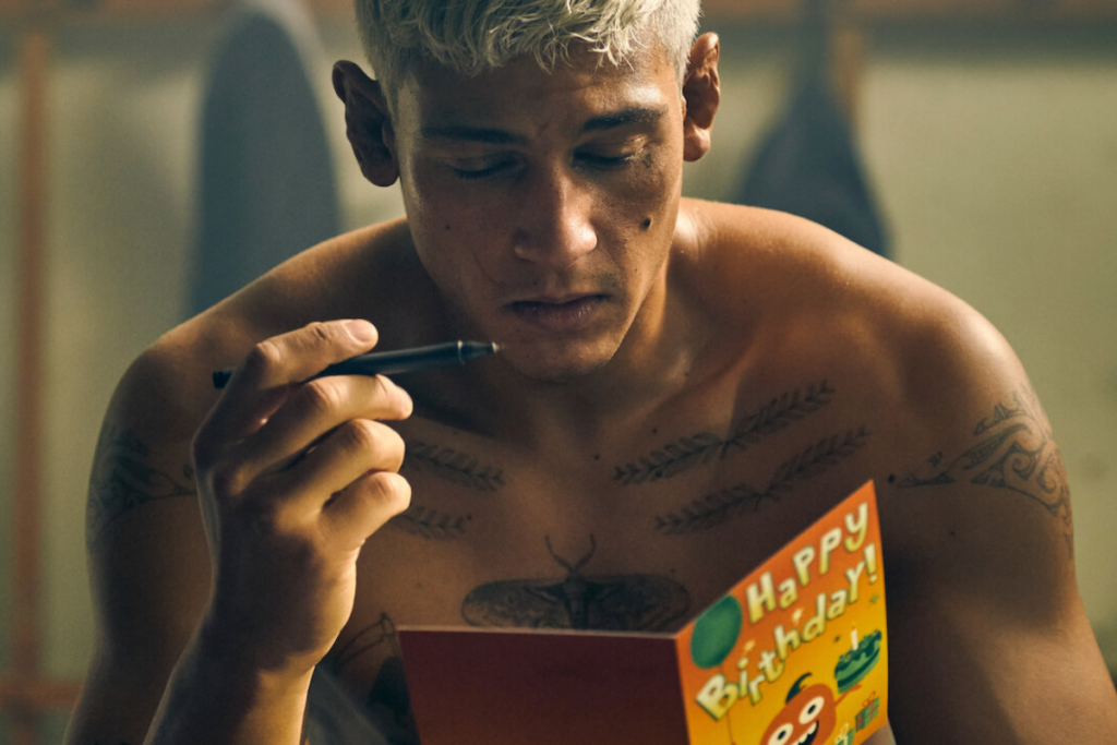 Em “60 minutos”, o lutador de MMA Octavio trava uma batalha contra o tempo para chegar à festa de aniversário de sua filha (Imagem: Reprodução Digital | Netflix)