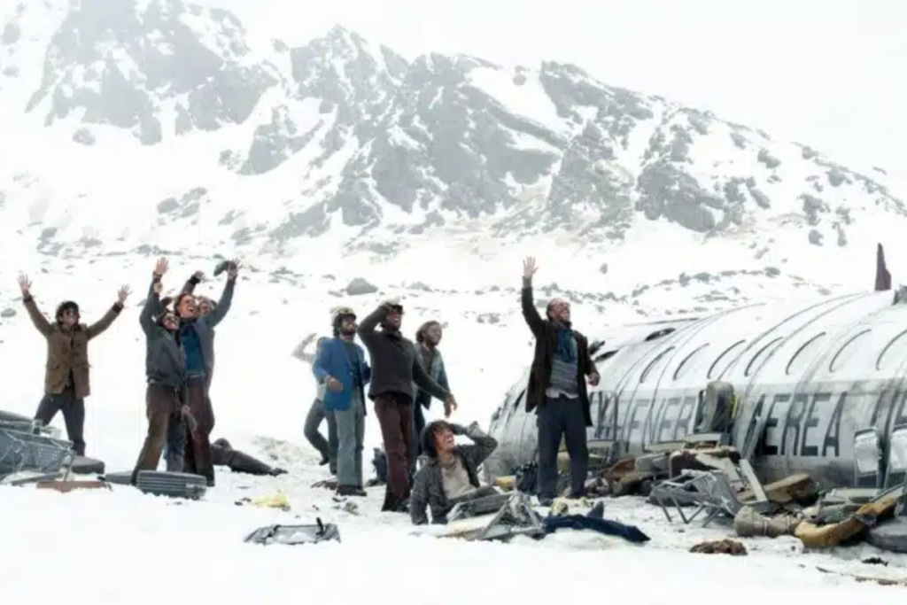 “A Sociedade da Neve” mostra como sobreviventes de um acidente de avião conseguiram enfrentar condições extremamente adversas nas montanhas geladas (Imagem: Reprodução Digital | Netflix)