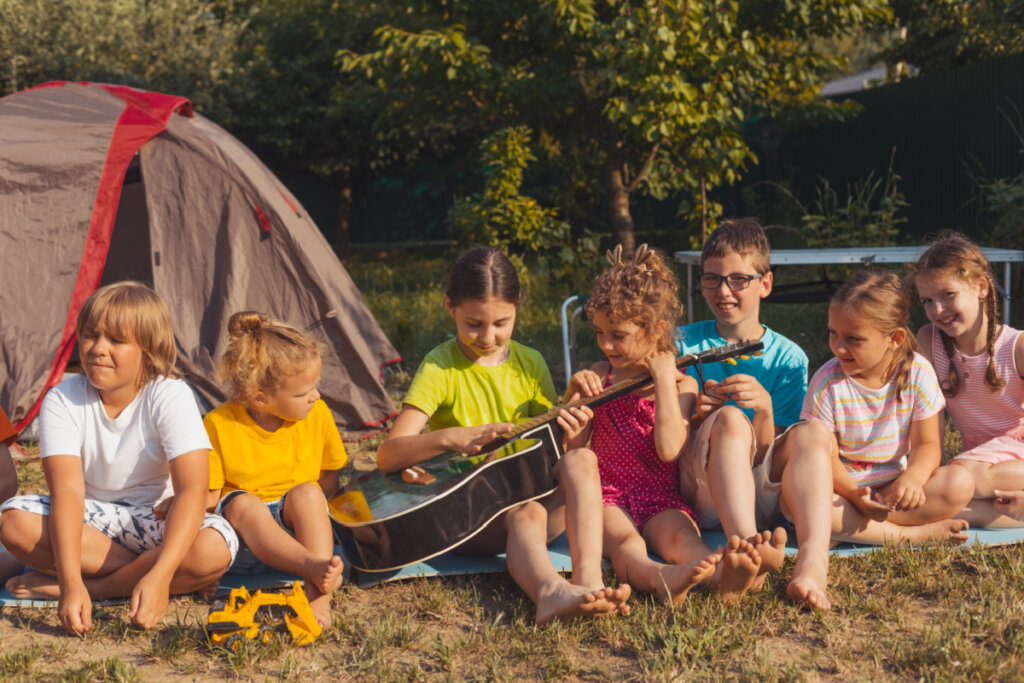 Os acampamentos de férias podem ser uma alternativa bastante eficaz para manter seus filhos entretidos e seguros (Imagem: Oksana Shufrich | Shutterstock)