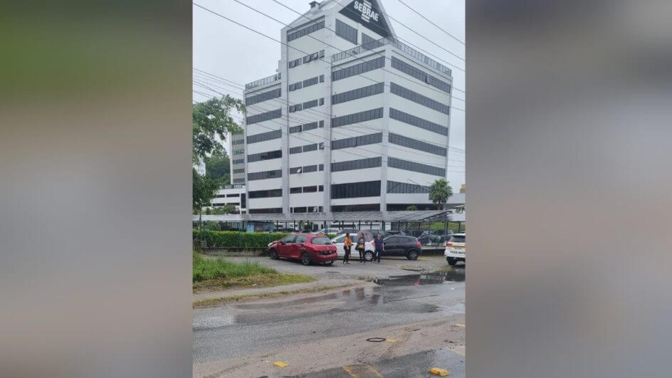 Acidente entre dois carros deixa trânsito lento na SC-401, em Florianópolis