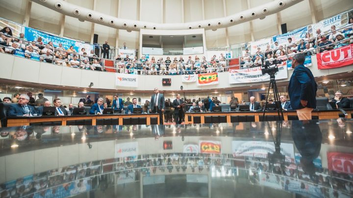 Alesc tem galerias lotadas de servidores em discussão de projeto sobre mudanças na Previdência de SC (Foto: Bruno Collaço, Agência AL)
