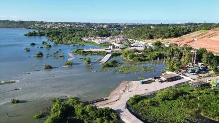 Após o rompimento, água da lagoa avançou