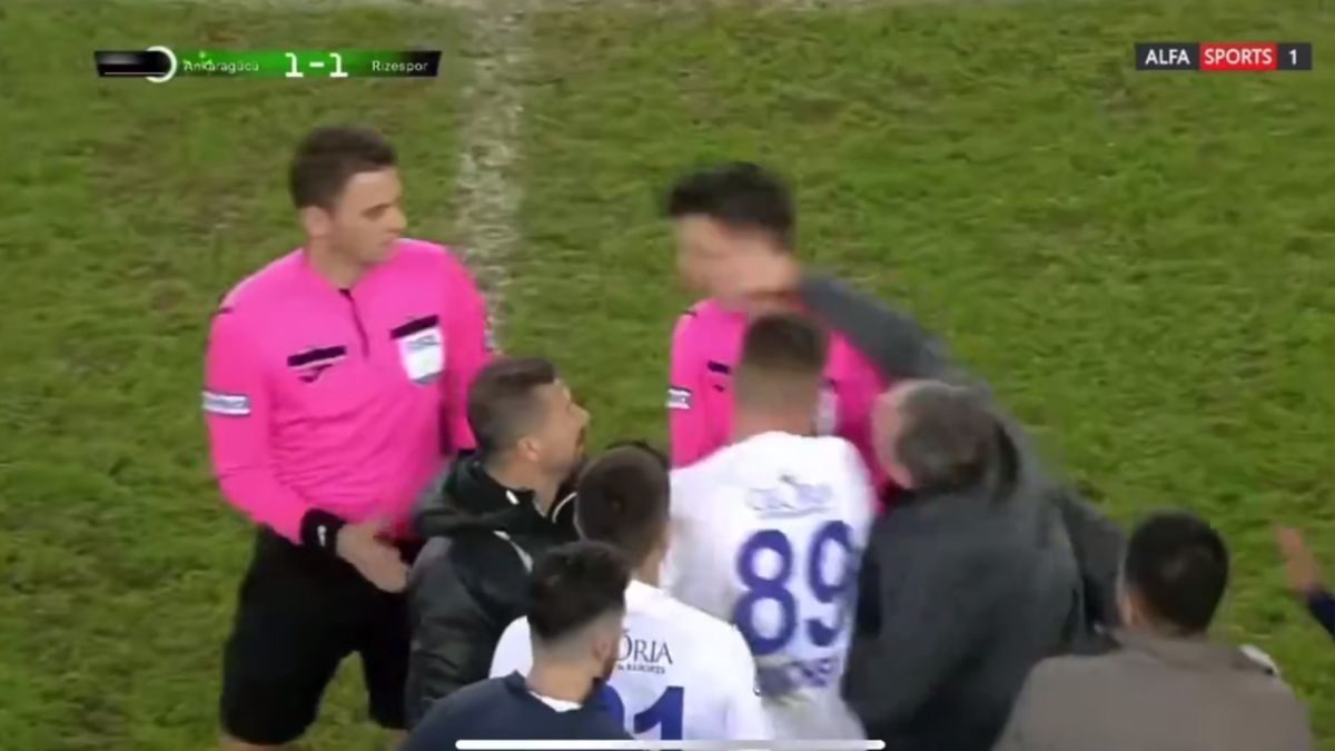 Árbitro é agredido na Turquia (Foto: Alfa Sports, Reprodução)