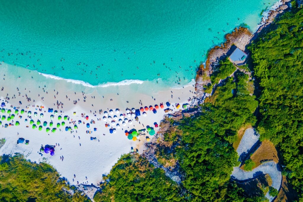 Arraial do Cabo tem praias cristalinas e praias de tirar o fôlego (Imagem: guilhermespengler | Shutterstock)