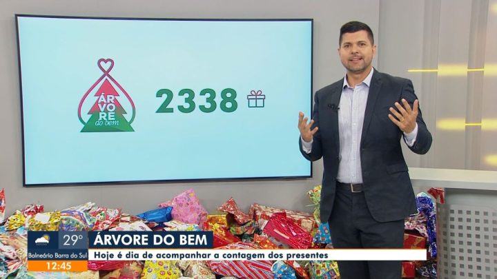 "Árvore do Bem" arrecada 2,3 mil presentes em Joinville e emociona apresentador da NSC TV