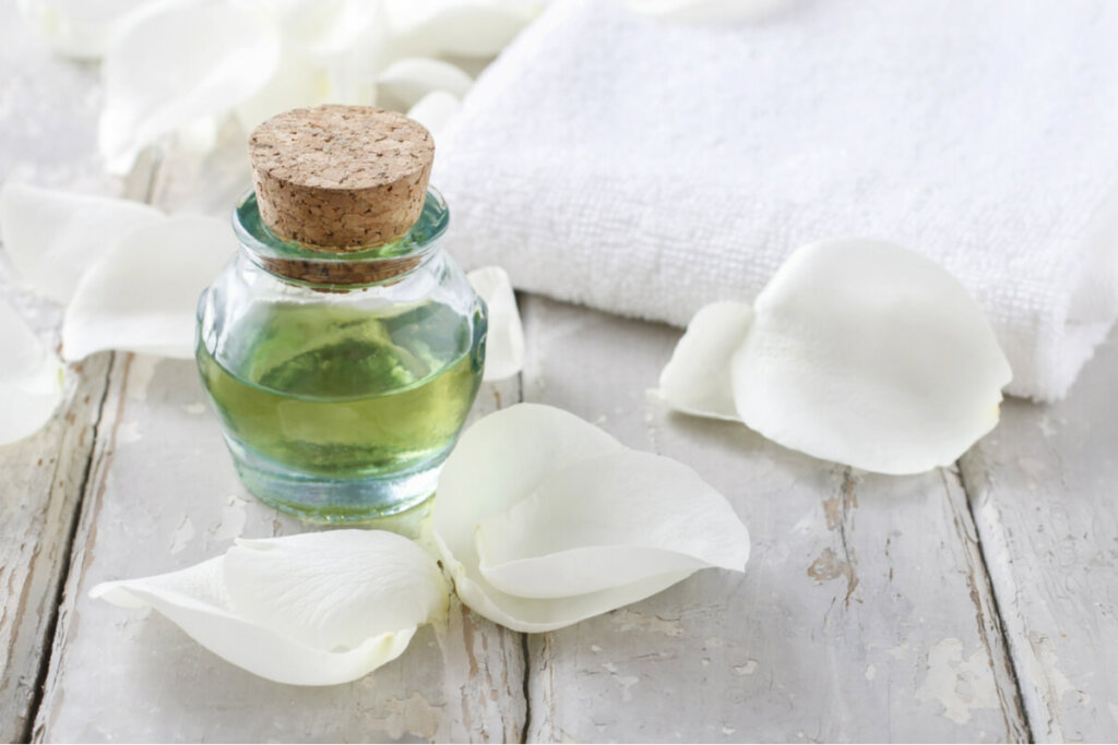 Banho com pétalas de rosas-brancas e lavanda atrai saúde para o novo ano (Imagem: Agnes Kantaruk | Shutterstock)