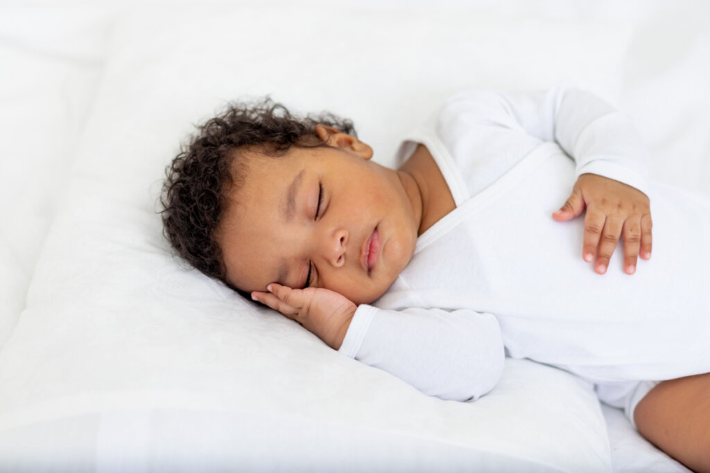Não permita que os convidados tenham acesso ao ambiente em que o bebê está descansando (Imagem: ANNA GRANT | Shutterstock)