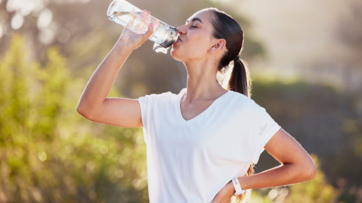 Hidratar o corpo é fundamental para um bom desempenho na prova (Imagem: PeopleImages.com – Yuri A | Shutterstock)