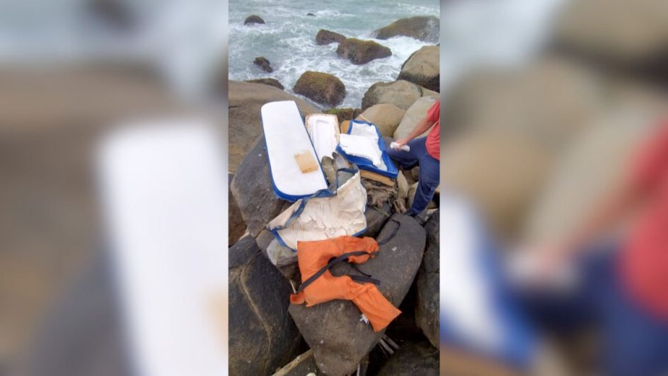 Bombeiros recolhem pertences que podem ser de poeta desaparecido em praia de Florianópolis