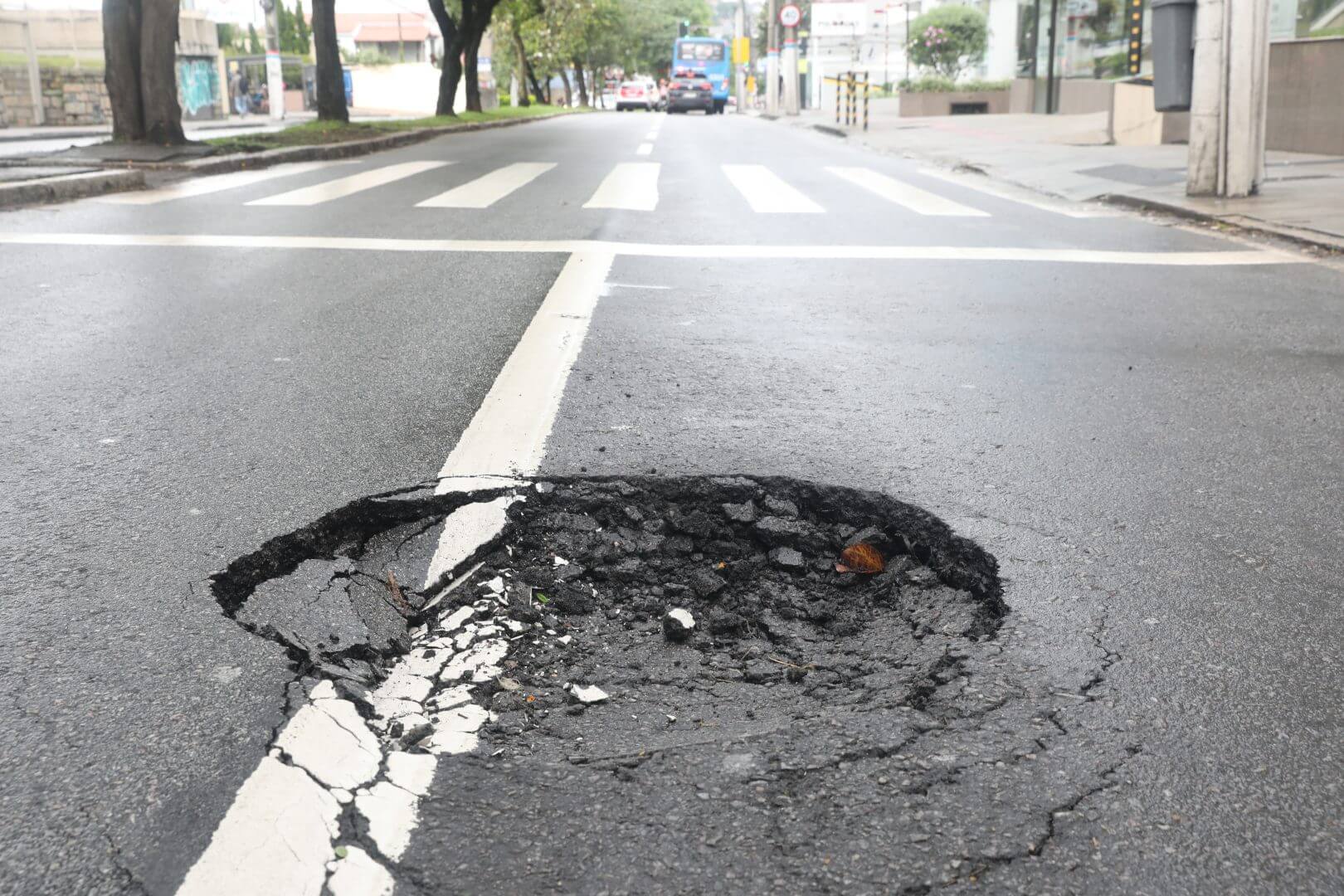 Buraco Avenida Mauro Ramos