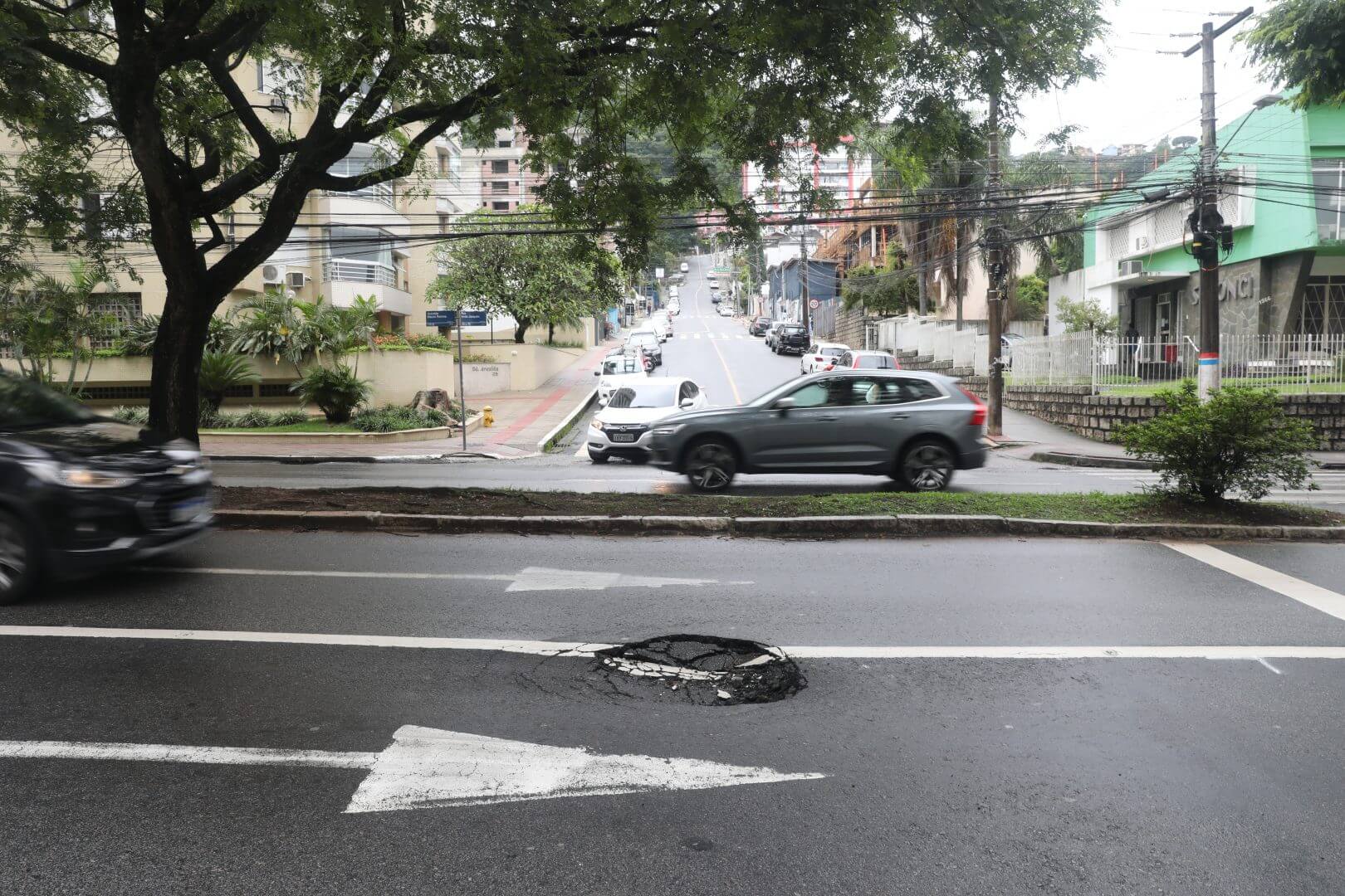 Buraco Avenida Mauro Ramos