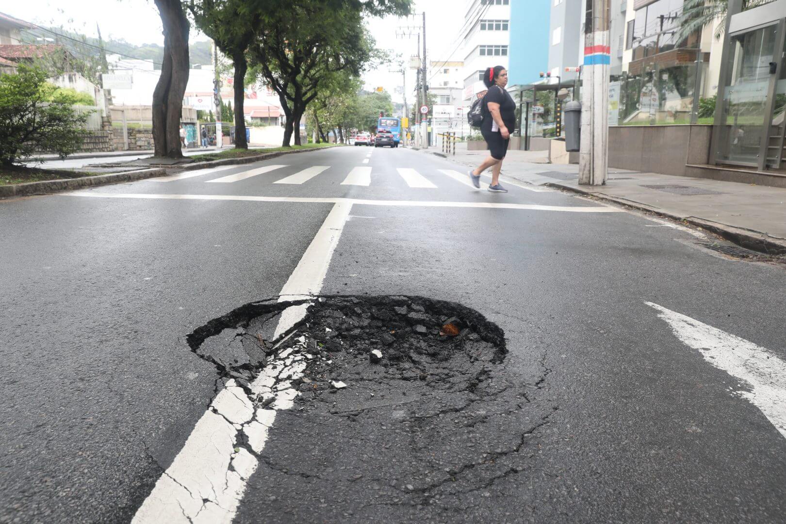Buraco Avenida Mauro Ramos