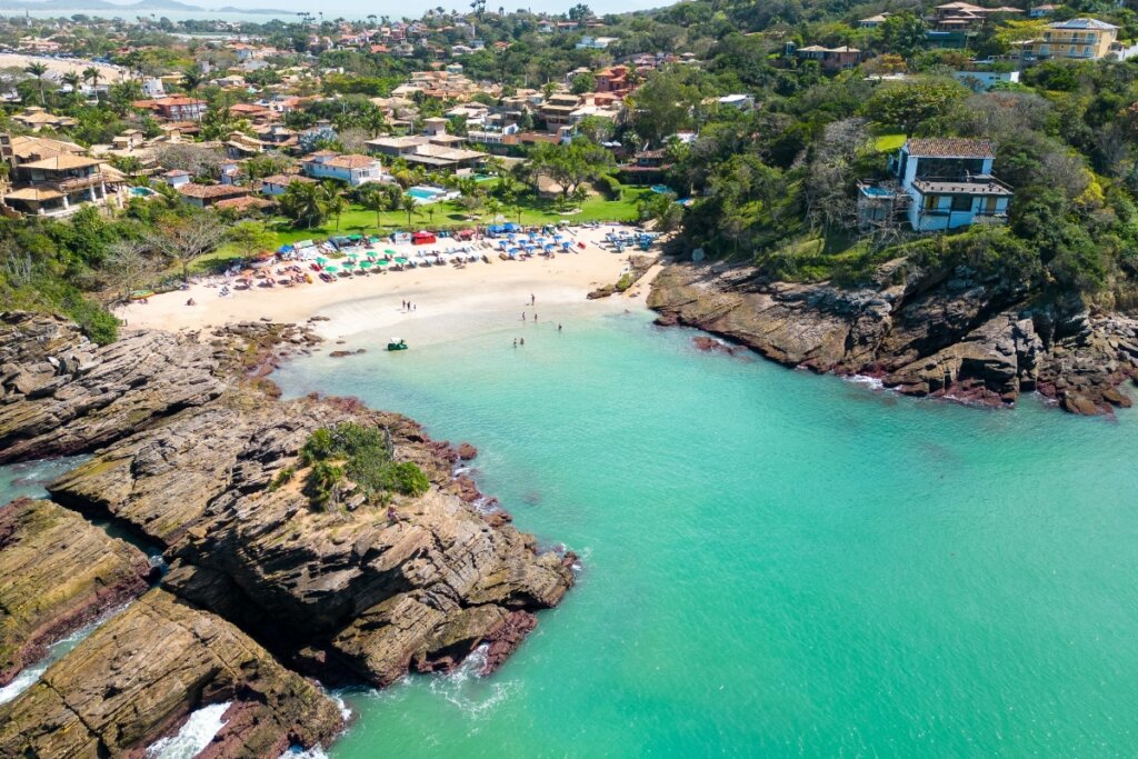 Búzios tem praias deslumbrantes (Imagem: Derson Santana | Shutterstock)