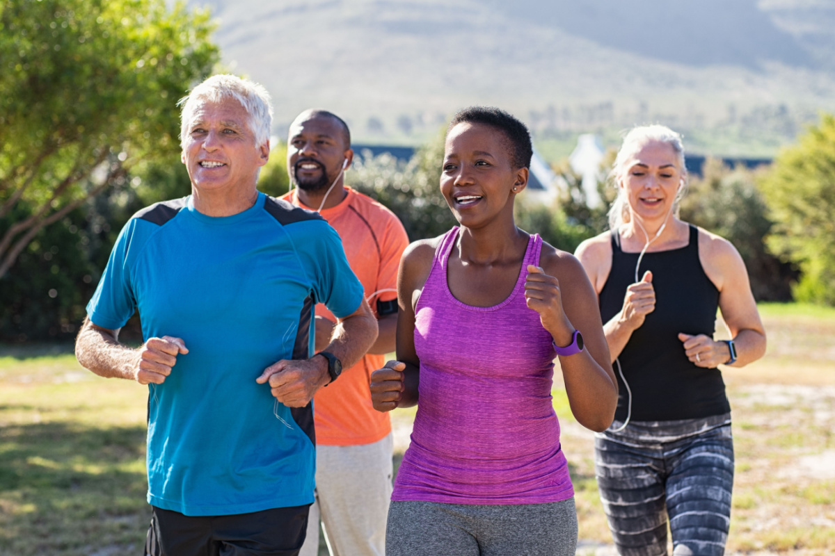 Correr é uma atividade popular, mas que ainda gera dúvidas sobre os cuidados com a pele (Imagem: Ground Picture | Shutterstock)