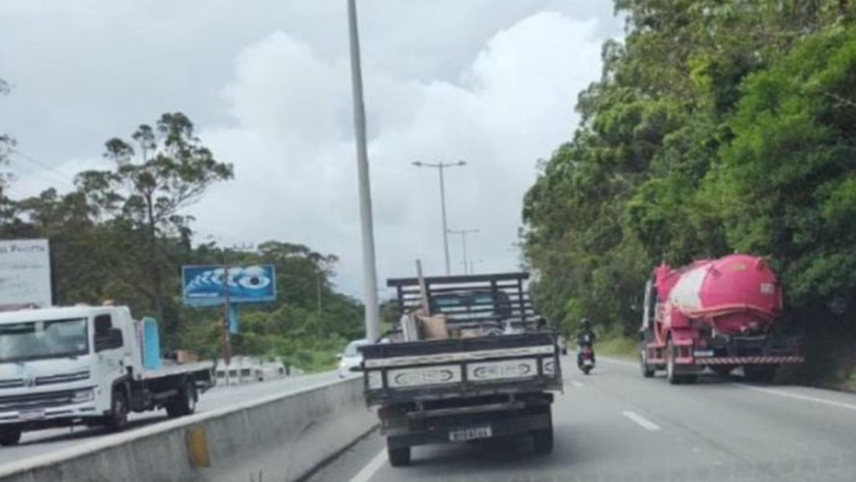 Caminhão quebra e causa congestionamento na SC-401 em Florianópolis