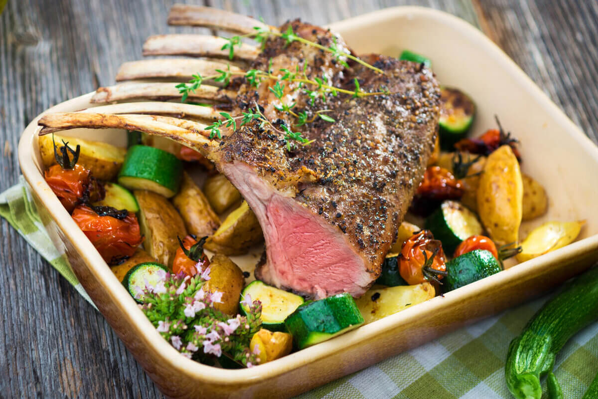Carré de cordeiro assado com vegetais (Imagem: Dani Vincek | Shutterstock)