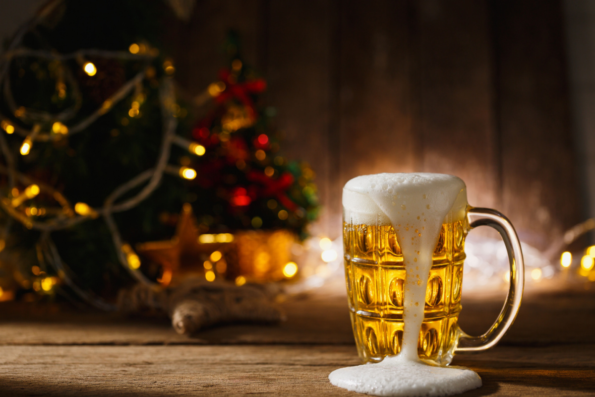 Combinar a cerveja com os alimentos é essencial para aproveitar melhor o sabor da bebida (Imagem: U2M Brand |  Shutterstock)