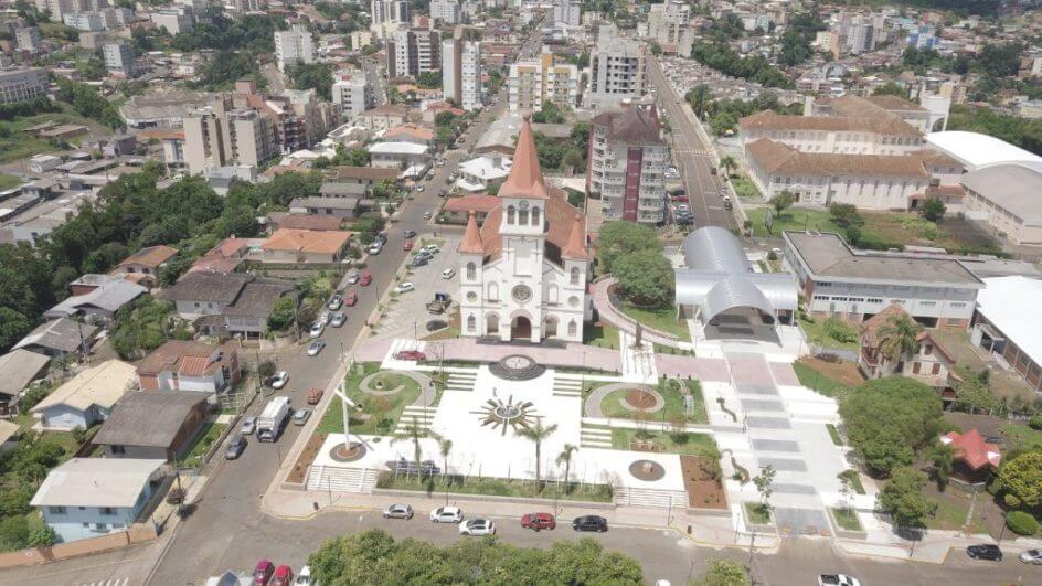 Cidade de SC abre concurso com salário de R$ 25 mil; veja vagas e prazo de inscrição
